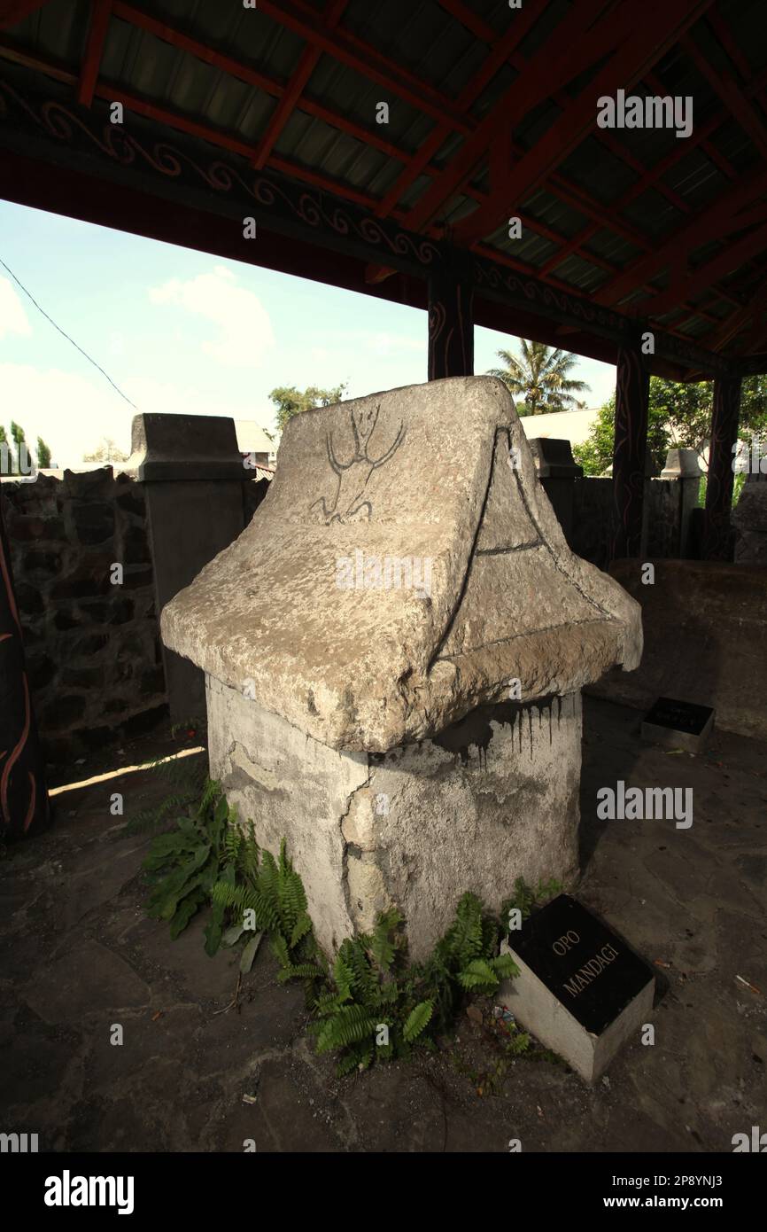 Un sarcophage qui est traditionnellement appelé 'waruga' dans une localité de tombes anciennes à Tomohon, au nord de Sulawesi, en Indonésie. Localement appelé le 'Waluga OPO Worang', le petit complexe se compose de tombes d'au moins cinq ancêtres des clans de Minahasa d'aujourd'hui. Banque D'Images