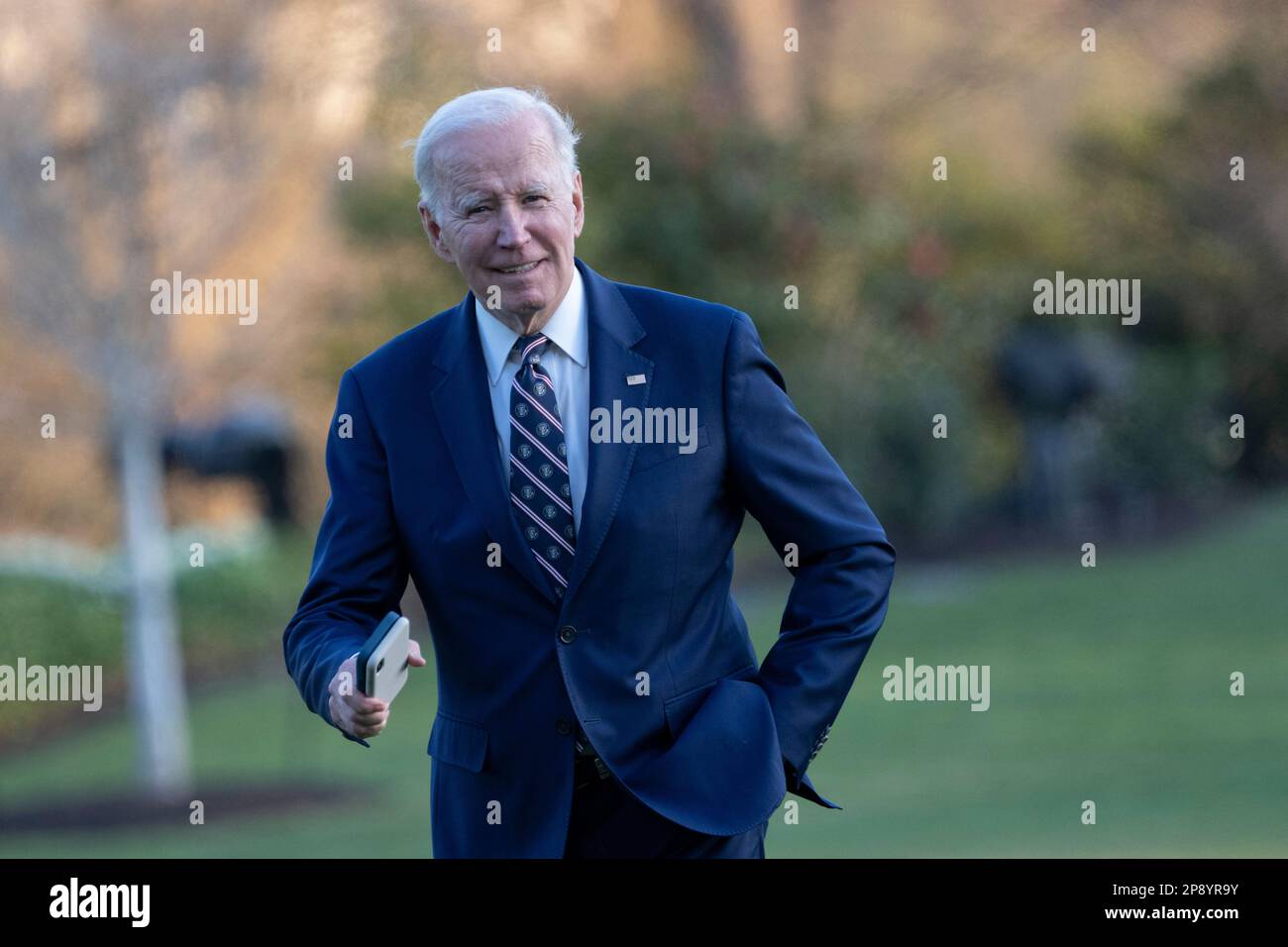 Le président des États-Unis Joe Biden revient à la Maison Blanche à Washington, DC, 9 mars 2023, après avoir parlé de son budget pour l'exercice 2024 à Philadelphie, Pennsylvanie.Credit: Chris Kleponis/Pool via CNP /MediaPunch Banque D'Images