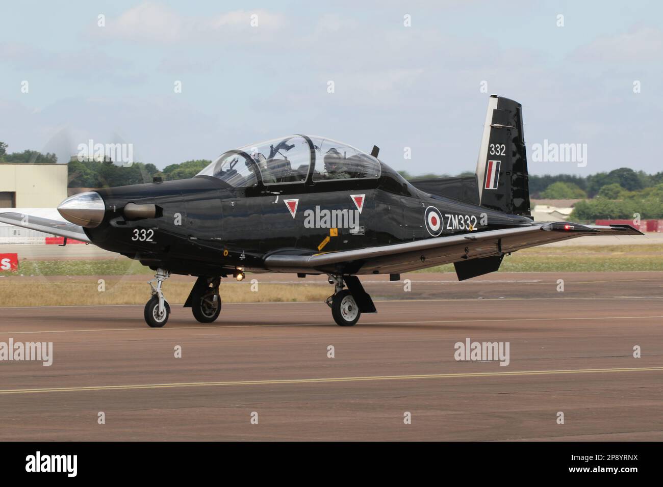 ZM332, un Beechcraft Texan T1 exploité par la Royal Air Force (RAF), arrivant à RAF Fairford à Gloucestershire, Angleterre pour participer au Royal International Air Tattoo 2022. Banque D'Images