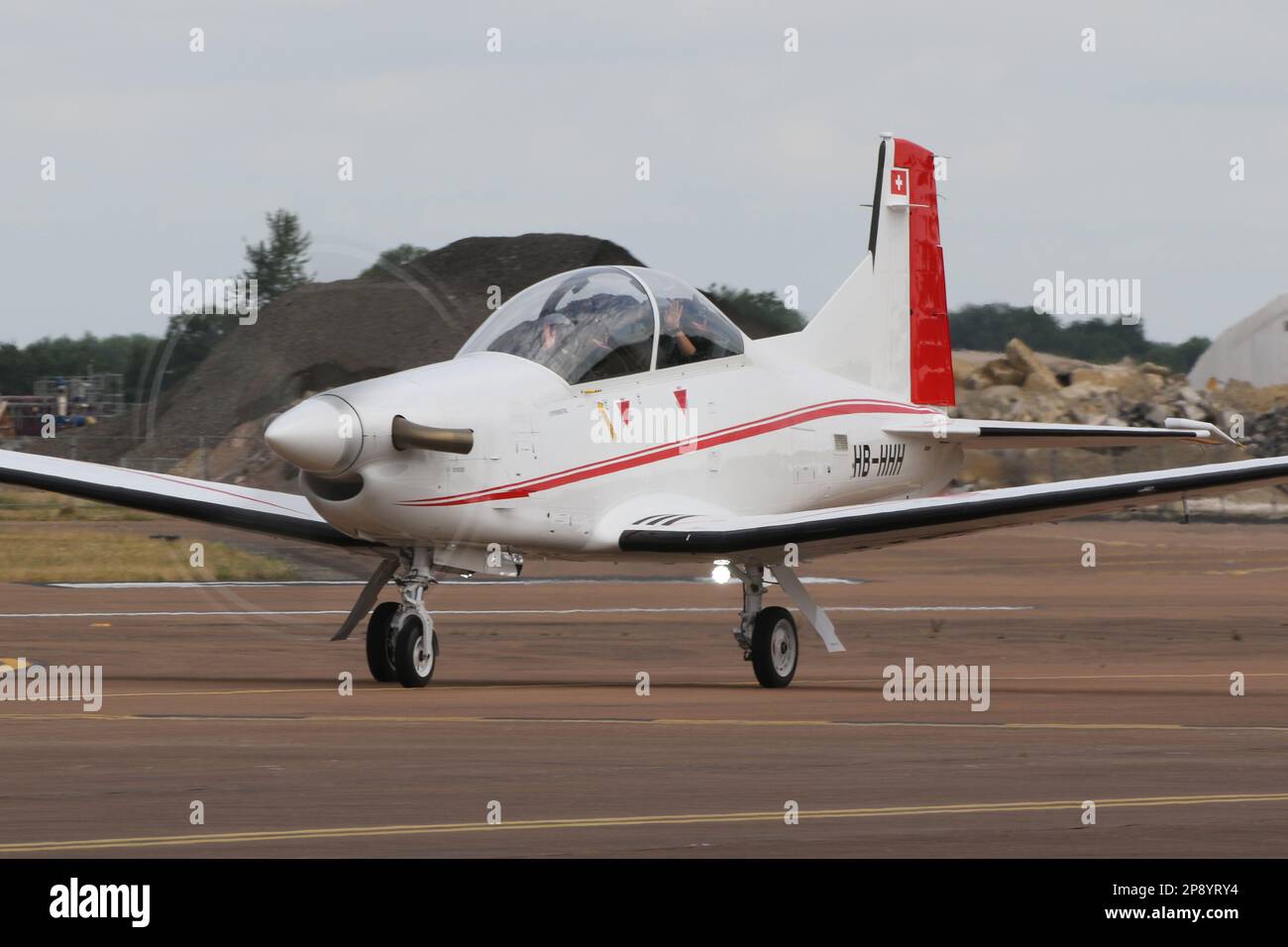 HB-HHH, un Pilatus PC-7 Mk II exploité par Pilatus Aircraft Ltd, taziing à RAF Fairford pour exposition au Royal International Air Tattoo 2022 tenu à RAF Fairford à Gloucestershire, en Angleterre. Banque D'Images