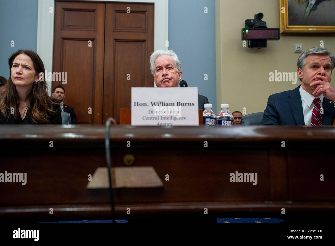 Directeur, avril Haines, Bureau du directeur du renseignement national, à gauche, directeur, William J. Burns, Central Intelligence Agency, Le Centre, et le directeur, Christopher Wray, du Bureau fédéral d'enquête, à droite, prennent place à la table des témoins lors d'une audience du Comité permanent du renseignement de la Chambre sur les menaces mondiales annuelles, dans le bâtiment du Bureau de la Maison-Cannon à Washington, DC, jeudi, 9 mars 2023. Crédit : Rod Lamkey/CNP/MediaPunch Banque D'Images