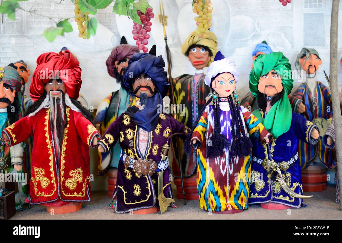 Marionnettes traditionnelles ouzbèkes exposées à Boukhara, Ouzbékistan. Banque D'Images