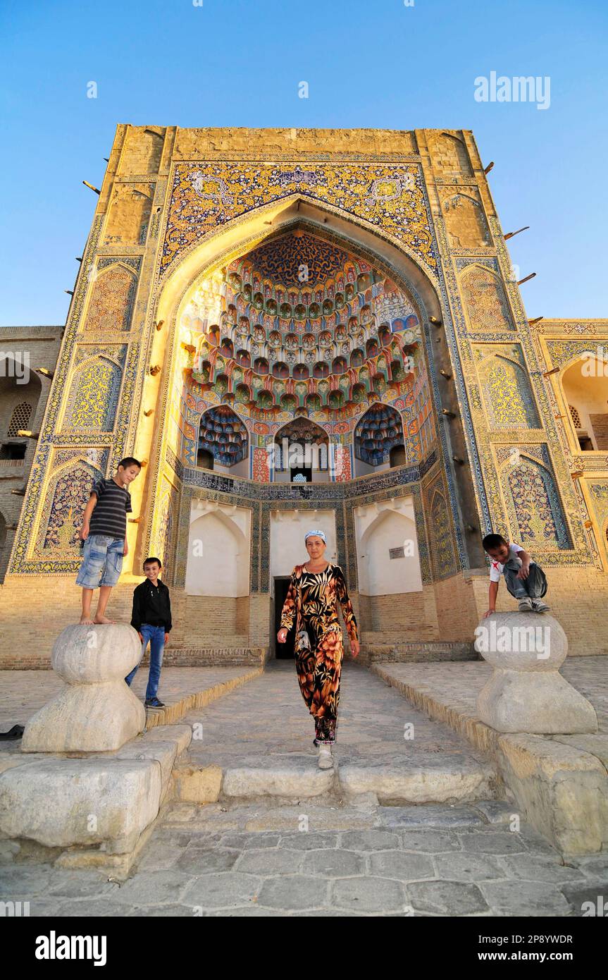 Abdulaziz Khan Madrassah dans la vieille ville de Boukhara, Ouzbékistan. Banque D'Images