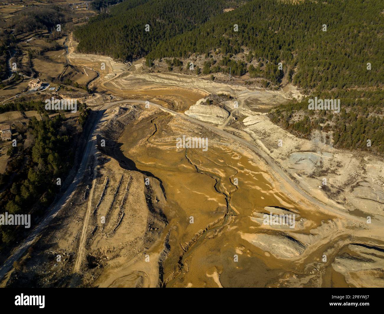 Vue aérienne du réservoir de Llosa del Cavall avec un niveau d'eau très bas dû à la sécheresse de 2022-23 (Solsonès, Lleida, Catalogne, Espagne) Banque D'Images