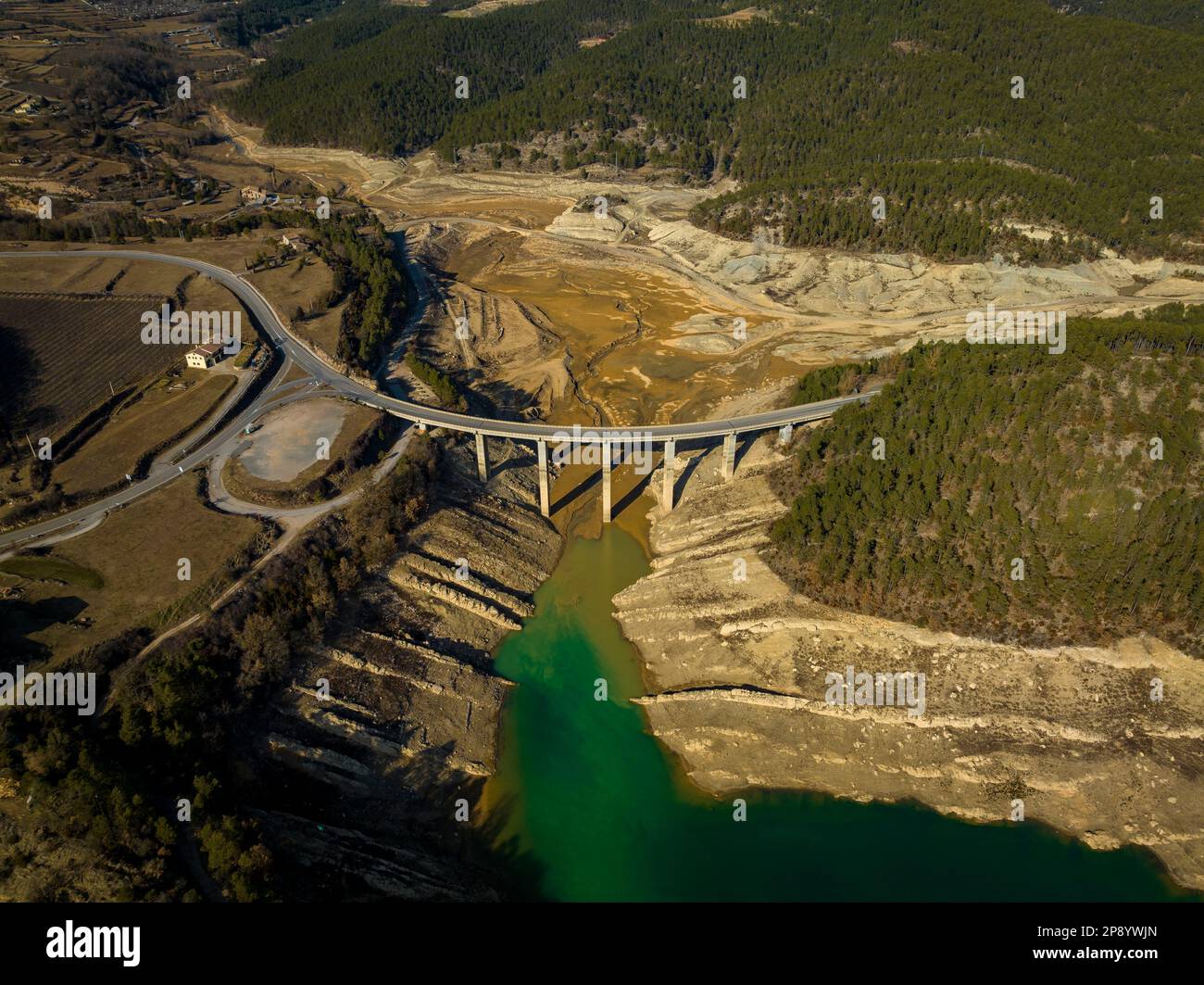 Vue aérienne du réservoir de Llosa del Cavall avec un niveau d'eau très bas dû à la sécheresse de 2022-23 (Solsonès, Lleida, Catalogne, Espagne) Banque D'Images