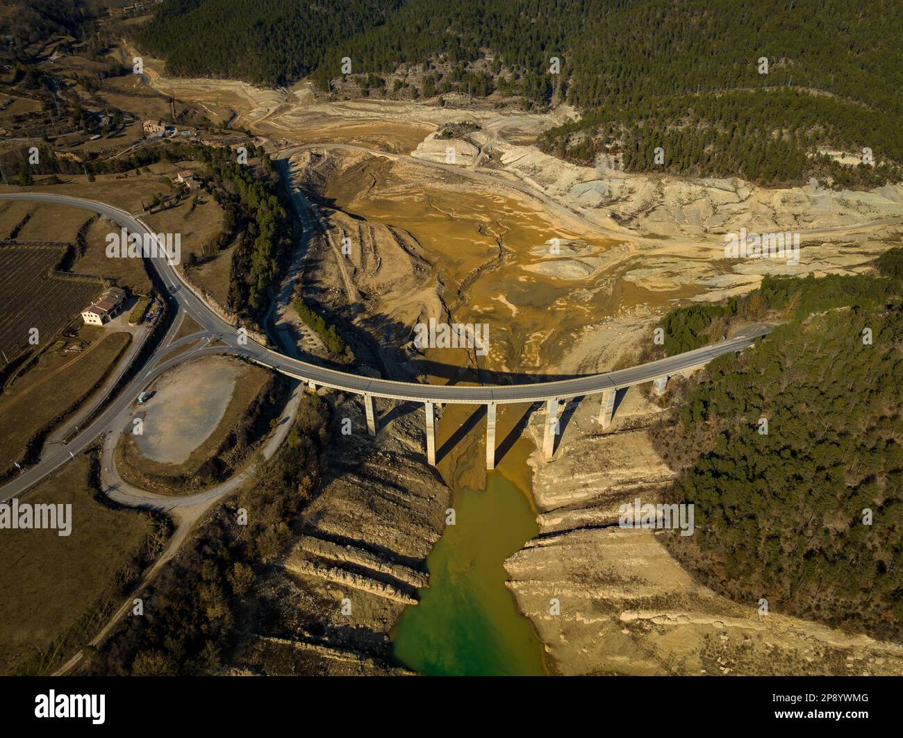 Vue aérienne du réservoir de Llosa del Cavall avec un niveau d'eau très bas dû à la sécheresse de 2022-23 (Solsonès, Lleida, Catalogne, Espagne) Banque D'Images