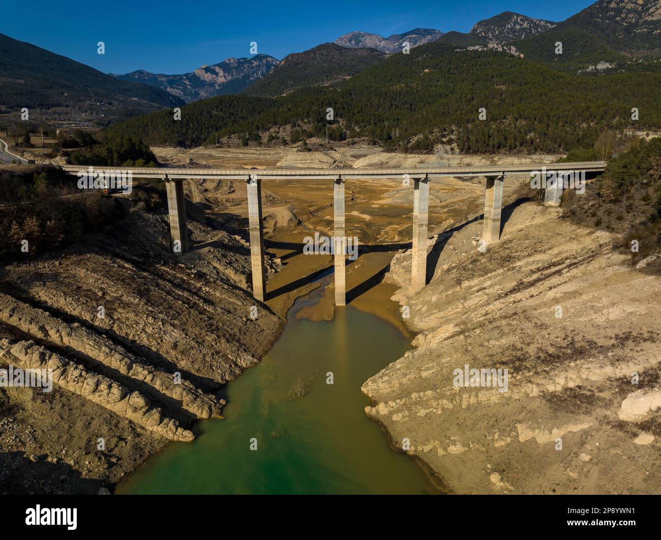 Vue aérienne du réservoir de Llosa del Cavall avec un niveau d'eau très bas dû à la sécheresse de 2022-23 (Solsonès, Lleida, Catalogne, Espagne) Banque D'Images