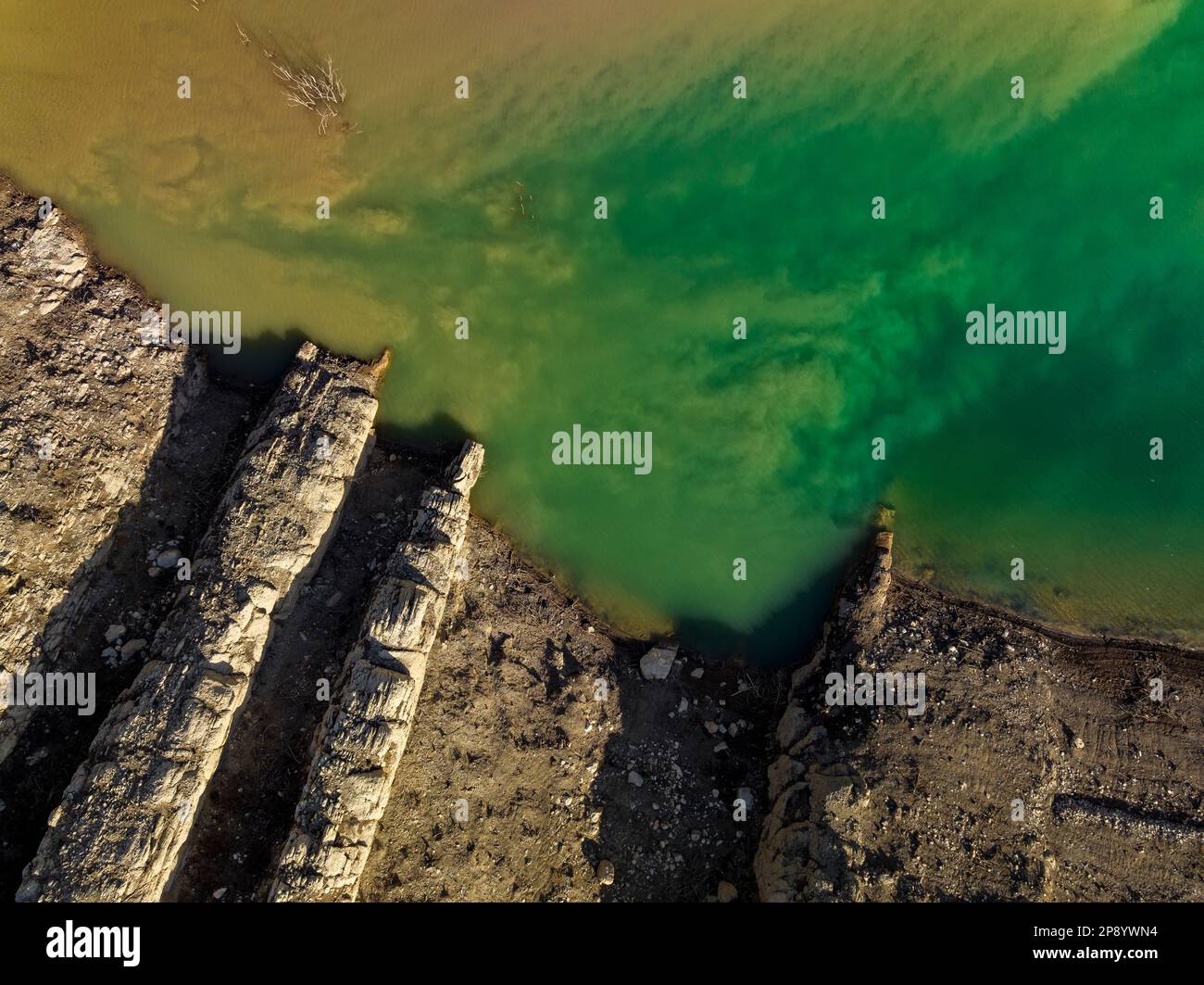 Vue aérienne du réservoir de Llosa del Cavall avec un niveau d'eau très bas dû à la sécheresse de 2022-23 (Solsonès, Lleida, Catalogne, Espagne) Banque D'Images