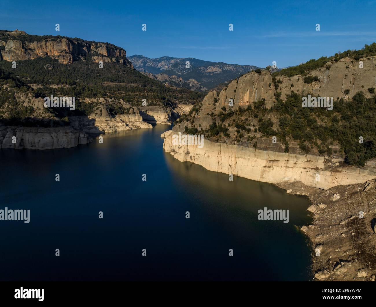 Vue aérienne du réservoir de Llosa del Cavall, avec un niveau d'eau très bas dû à la sécheresse de 2022-23 (Solsonès, Lleida, Catalogne, Espagne) Banque D'Images