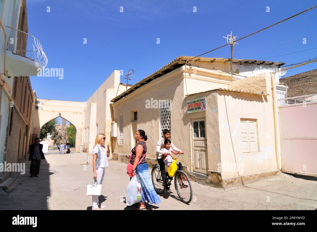 Marche dans les rues de la vieille ville de Boukhara, Ouzbékistan. Banque D'Images