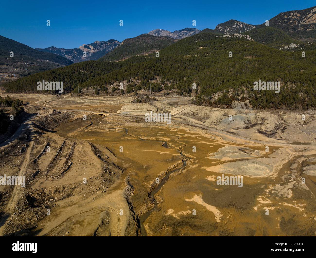 Vue aérienne du réservoir de Llosa del Cavall avec un niveau d'eau très bas dû à la sécheresse de 2022-23 (Solsonès, Lleida, Catalogne, Espagne) Banque D'Images