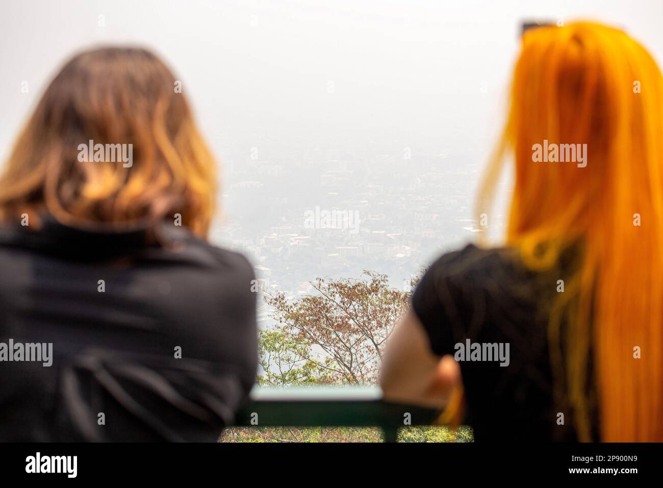 Thaïlande. 09th mars 2023. Touristes vus au milieu d'une couverture dense de smog à Chiang Mai. Le jeudi 09 mars 2023, Chiang Mai était encore inscrit comme le pire du monde, sur IQAir - un partenaire technologique du Programme des Nations Unies pour l'environnement. Le classement d'IQAir sur la pollution urbaine compare 95 villes mondiales à des données mesurées de PM2,5. Crédit : SOPA Images Limited/Alamy Live News Banque D'Images