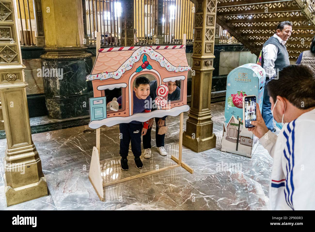 Mexico, Palacio de Correos de Mexico, Palais postal de Mexico, style néo-plateresque, découpe de photo à thème de Noël, femme femme femme dame Banque D'Images