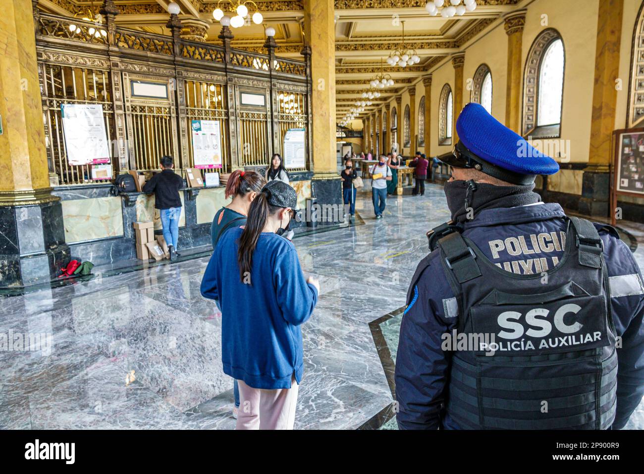 Mexico, Palacio de Correos de Mexico, Palais postal de Mexico, poste principal, style néo-plateresque, policier de police, homme hommes, femme femmes Banque D'Images