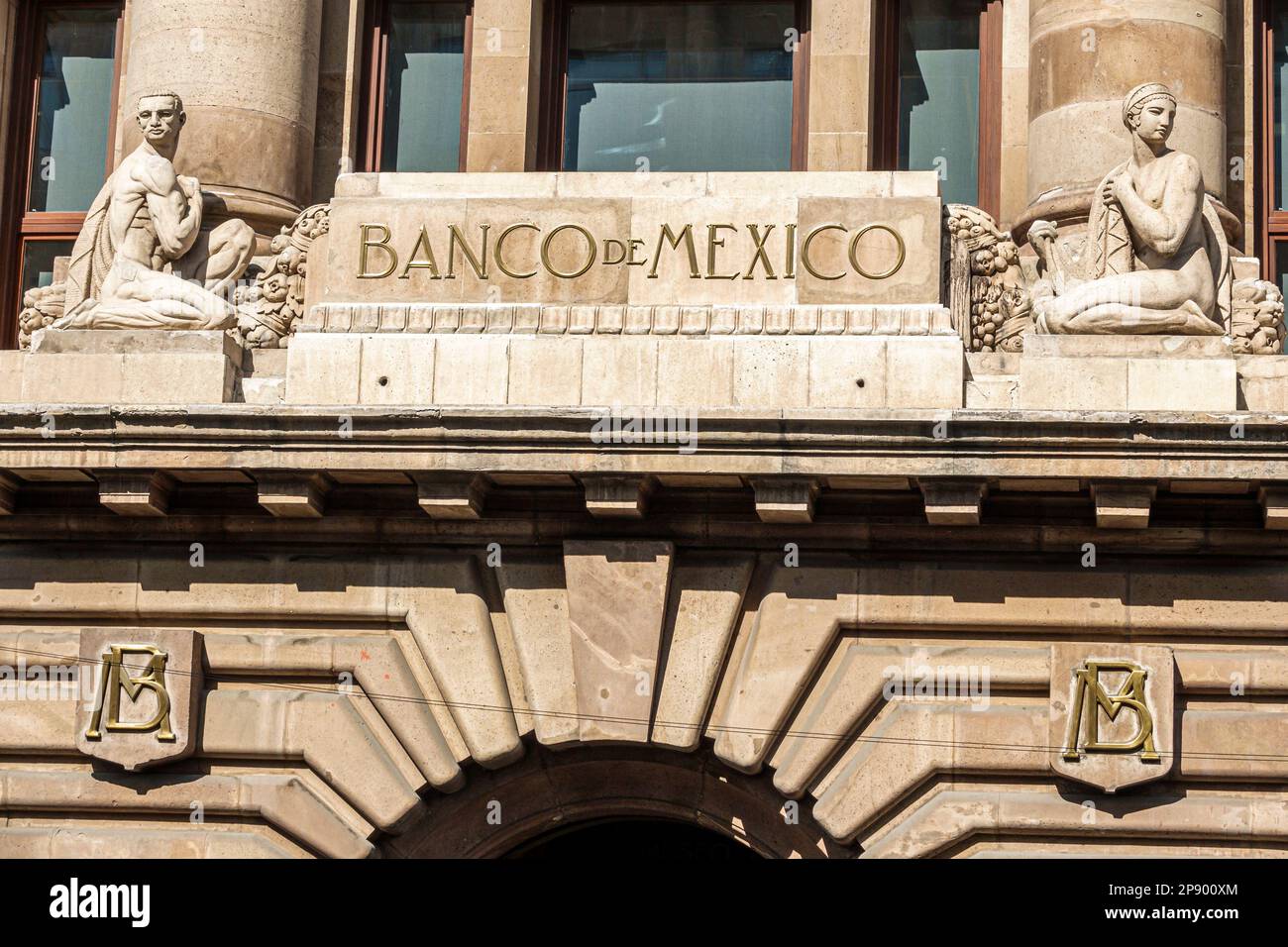 Mexico,Banco de Mexico Central Bank siège,Eclectisme éclectique style architectural,colonnes ioniques,groupe de sculptures par Manuel Centurion,outsi Banque D'Images