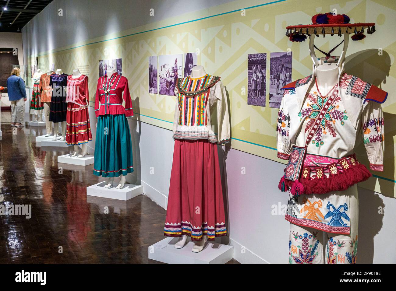 Mexico, Museo de Arte Popular, Musée d'art populaire, textiles, robe traditionnelle, regardant la femme femmes femme femme, adultes, résidents, à l'intérieur Banque D'Images