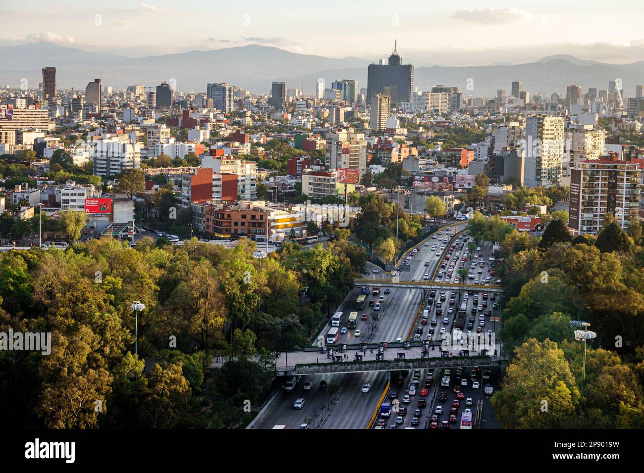 Mexico City, vue aérienne, circulation autoroute très fréquentée, Circuito Interior Melchor Ocampo, hauteur monte gratte-ciel gratte-ciel gratte-ciel de grand bâtiment bu Banque D'Images