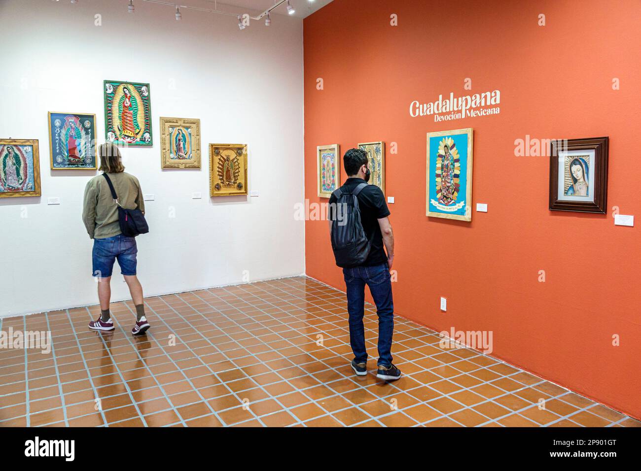 Mexico, Coyoacan Museum of Popular Culture, Museo de Cultura Popular, Guadalupana Virgin of Guadalupe folk art, regardant l'homme hommes, adultes, Banque D'Images