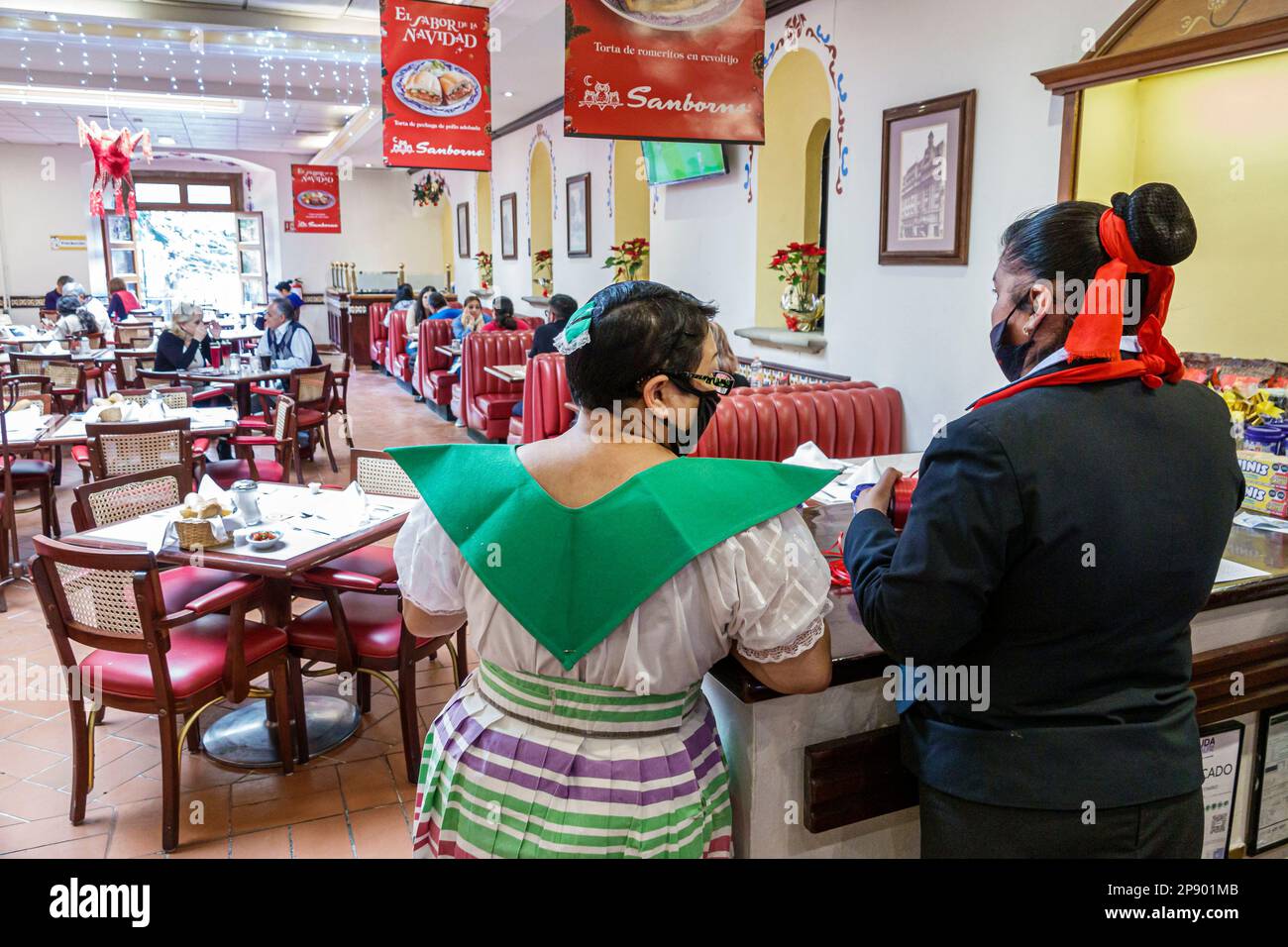 Mexico, Sanborns Coyoacan, Carlos Slim-run Grupo Carso, tenue indigène tenue de serveuse uniforme, femme femme femme femme femme, adultes, résidents, in Banque D'Images