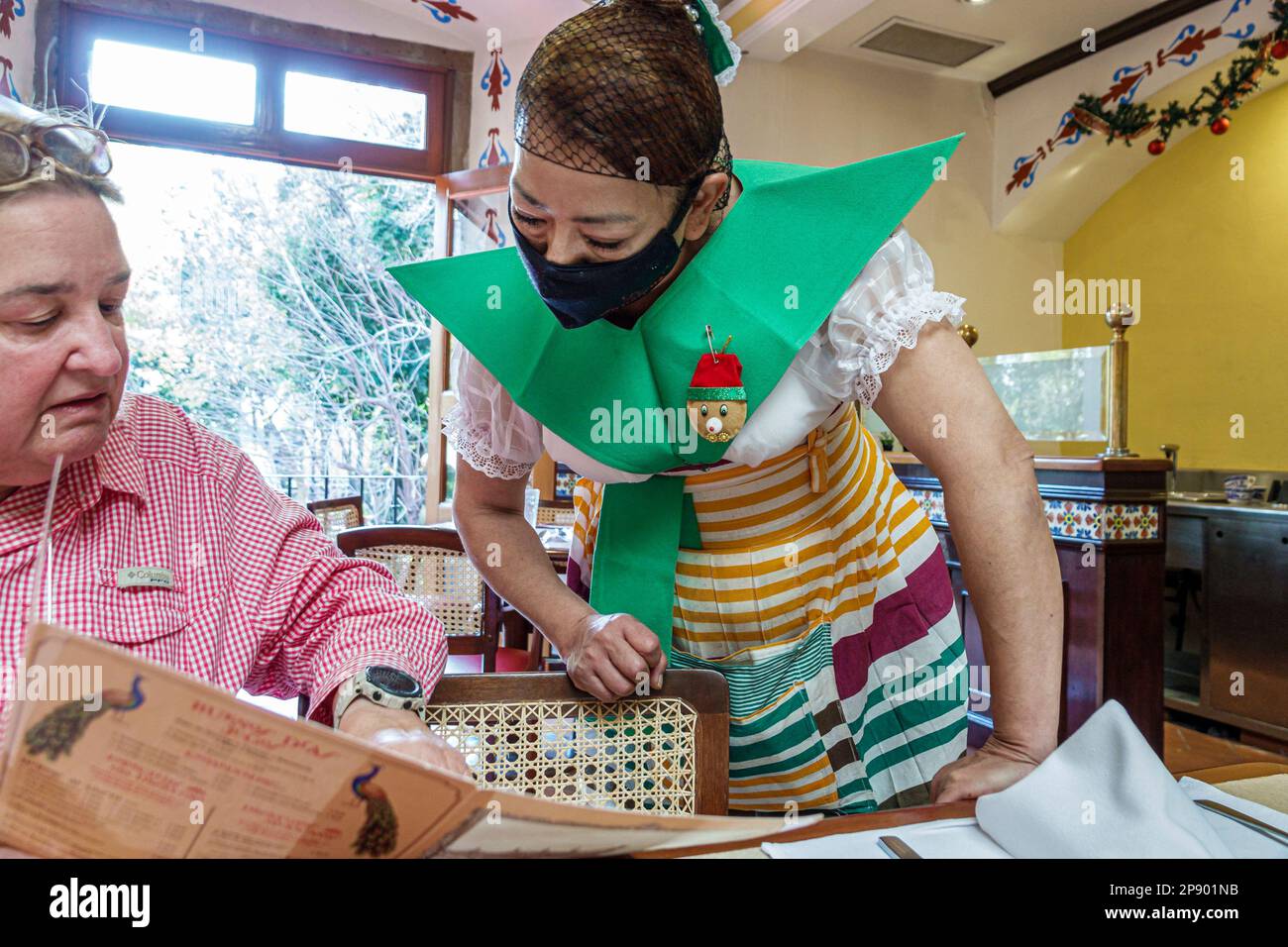 Mexico, Sanborns Coyoacan, Carlos Slim-run Grupo Carso, tenue de serveuse indigène uniforme, prenant l'ordre aidant, femme femme femme femme femme, adultes Banque D'Images