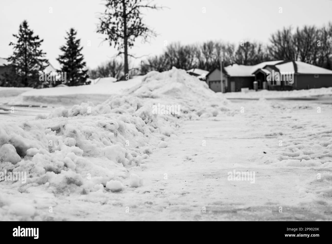 Snowbank au bout d'une allée à gauche après que les snowboards de la ville ont dégagé une rue. Banque D'Images