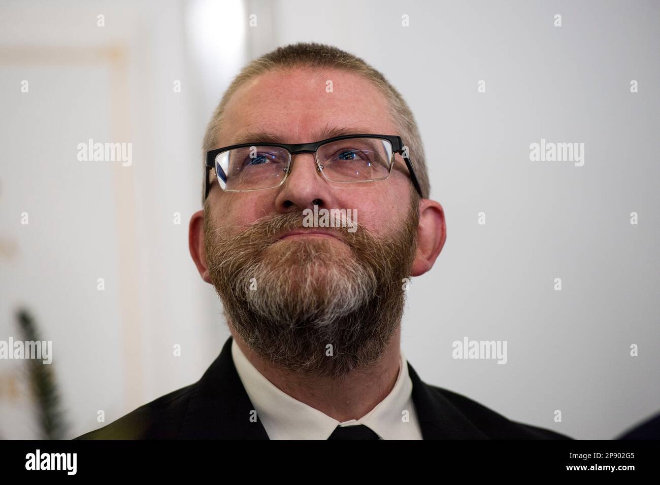 Grzegorz Braun, député et membre du parti de la Confédération (Konfederacja), est vu lors d'une conférence de presse au Parlement. C'est le 4th jour depuis qu'un groupe de personnes handicapées, avec leurs parents et leurs preneurs de soins, se sont réunis à la Sejm (chambre basse du Parlement) le lundi 6th mars, demandant que la pension sociale soit égalée avec le minimum national. Parmi les manifestants dans le Sejm se trouve également MP - Iwona Hartwich avec son fils handicapé, Jakub. Le député de la plate-forme civique (PO) a informé lors d'une conférence de presse que les personnes handicapées soumettent un projet de loi sur les stylos sociaux Banque D'Images