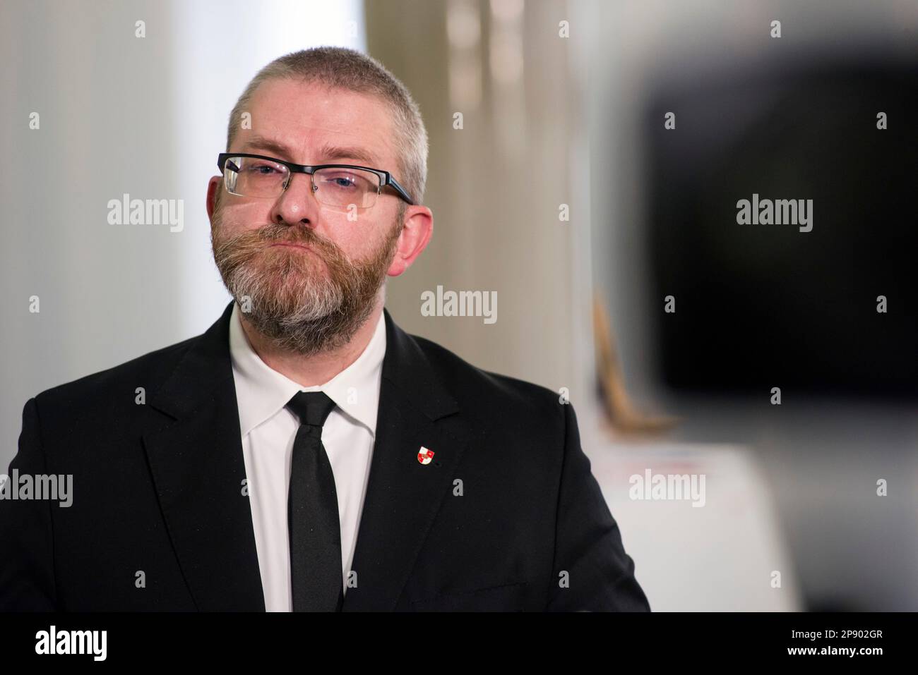 Grzegorz Braun, député et membre du parti de la Confédération (Konfederacja), est vu lors d'une conférence de presse au Parlement. C'est le 4th jour depuis qu'un groupe de personnes handicapées, avec leurs parents et leurs preneurs de soins, se sont réunis à la Sejm (chambre basse du Parlement) le lundi 6th mars, demandant que la pension sociale soit égalée avec le minimum national. Parmi les manifestants dans le Sejm se trouve également MP - Iwona Hartwich avec son fils handicapé, Jakub. Le député de la plate-forme civique (PO) a informé lors d'une conférence de presse que les personnes handicapées soumettent un projet de loi sur les stylos sociaux Banque D'Images