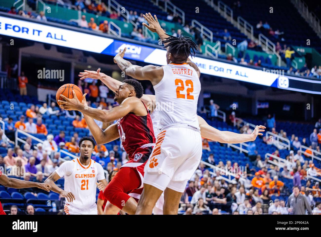 Greensboro, Caroline du Nord, États-Unis. 10th mars 2023. Casey Morsell (14), garde de Wolfpack de l'État de Caroline du Nord, passe devant les Tigers de Clemson et avance RJ Godfrey (22) lors de la quart-finale du tournoi de l'ACC des hommes au Greensboro Coliseum à Greensboro, en Caroline du Nord. (Scott Kinser/Cal Sport Media). Crédit : csm/Alay Live News Banque D'Images