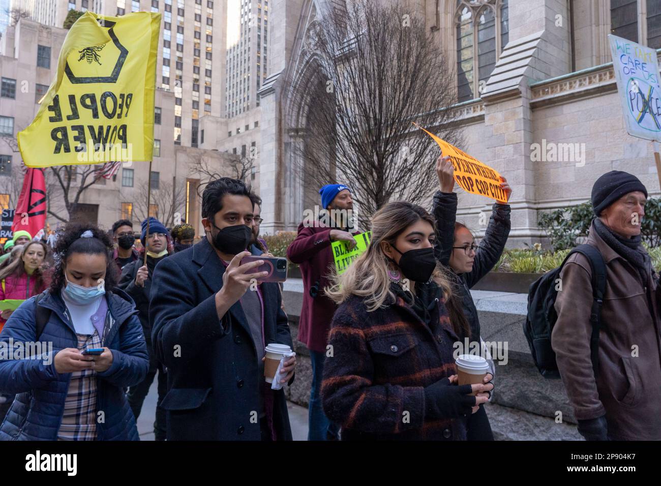 NEW YORK, NEW YORK - 09 MARS : des manifestants tenant une pancarte, des bannières et un drapeau défilent vers l'est près de la cathédrale Saint-Patrick lors d'une manifestation contre la construction de la ville de la CdP dans une forêt d'Atlanta sur 09 mars 2023 à New York. COP City, un vaste centre de formation de la police en construction au-dessus de la forêt située dans la région d'Atlanta, en Géorgie, est devenu un point de mire des manifestations contre le développement de l'une des forêts les plus vierges de l'État. Le centre de formation de $90 millions est conçu pour former la police à la guerre urbaine militarisée. Banque D'Images