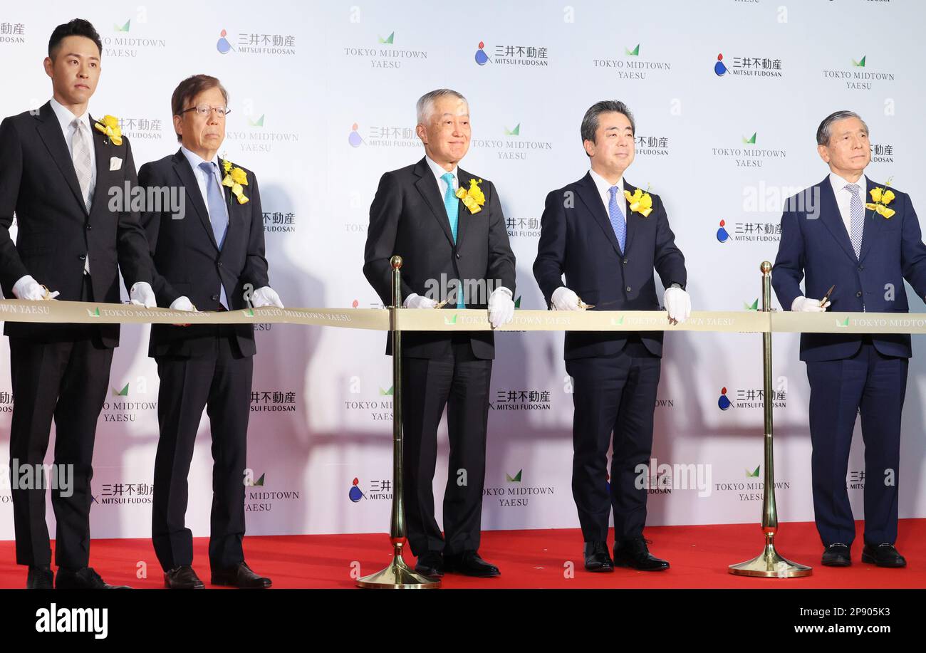 Tokyo, Japon. 10th mars 2023. Le président du plus grand développeur japonais Mitsui Fudosan Masanobu Komoda (C) Sumitomo Life Insurance President Yukinori Takada (2nd R) et le médaillé d'or olympique Kosuke Kitajima (L) ont coupé un ruban pour l'ouverture du bâtiment Tokyo Midtown Yaesu devant la gare de Tokyo, vendredi, à 10 mars 2023. Sumitomo Life a déplacé son siège de Tokyo vers le nouveau bâtiment. (Photo de Yoshio Tsunoda/AFLO) Banque D'Images