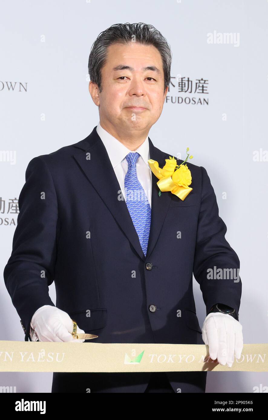 Tokyo, Japon. 10th mars 2023. Le président japonais de l'assurance vie Sumitomo Yukinori Takada coupe un ruban pour l'ouverture du bâtiment de Tokyo Midtown Yaesu devant la gare de Tokyo, vendredi, 10 mars 2023. Sumitomo Life a déplacé son siège de Tokyo vers le nouveau bâtiment. (Photo de Yoshio Tsunoda/AFLO) Banque D'Images