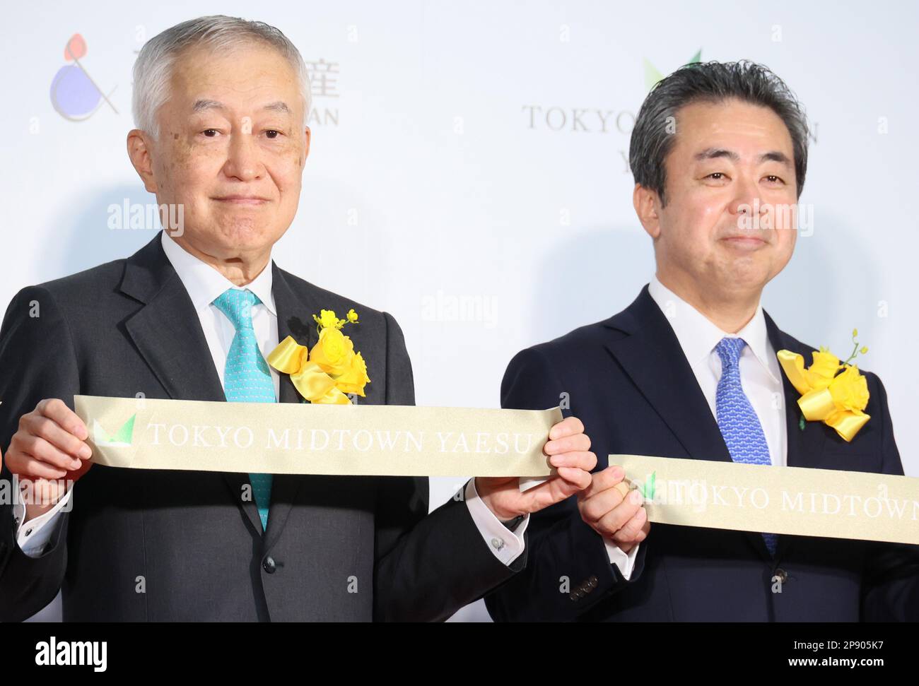 Tokyo, Japon. 10th mars 2023. Le président du plus grand promoteur japonais Mitsui Fudosan Masanobu Komoda (L) et le président de Sumitomo Life Insurance Yukinori Takada (R) ont coupé un ruban pour l'ouverture du bâtiment Tokyo Midtown Yaesu, devant la gare de Tokyo, vendredi, à 10 mars 2023. Sumitomo Life a déplacé son siège de Tokyo vers le nouveau bâtiment. (Photo de Yoshio Tsunoda/AFLO) Banque D'Images