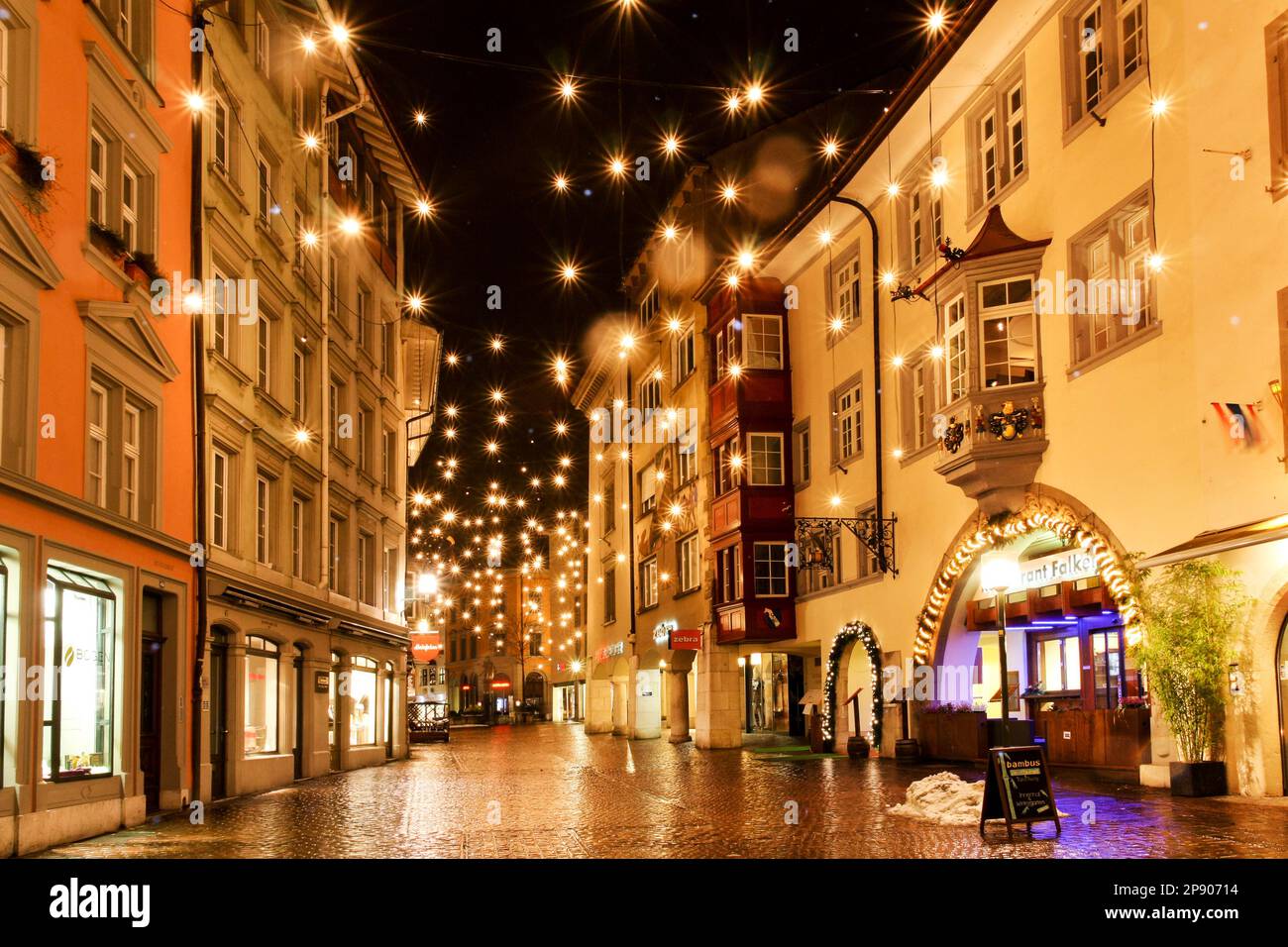 Schaffhausen, Suisse - 26 décembre 2019 : scène nocturne de Noël dans la vieille ville avec éclairage traditionnel en hiver Banque D'Images