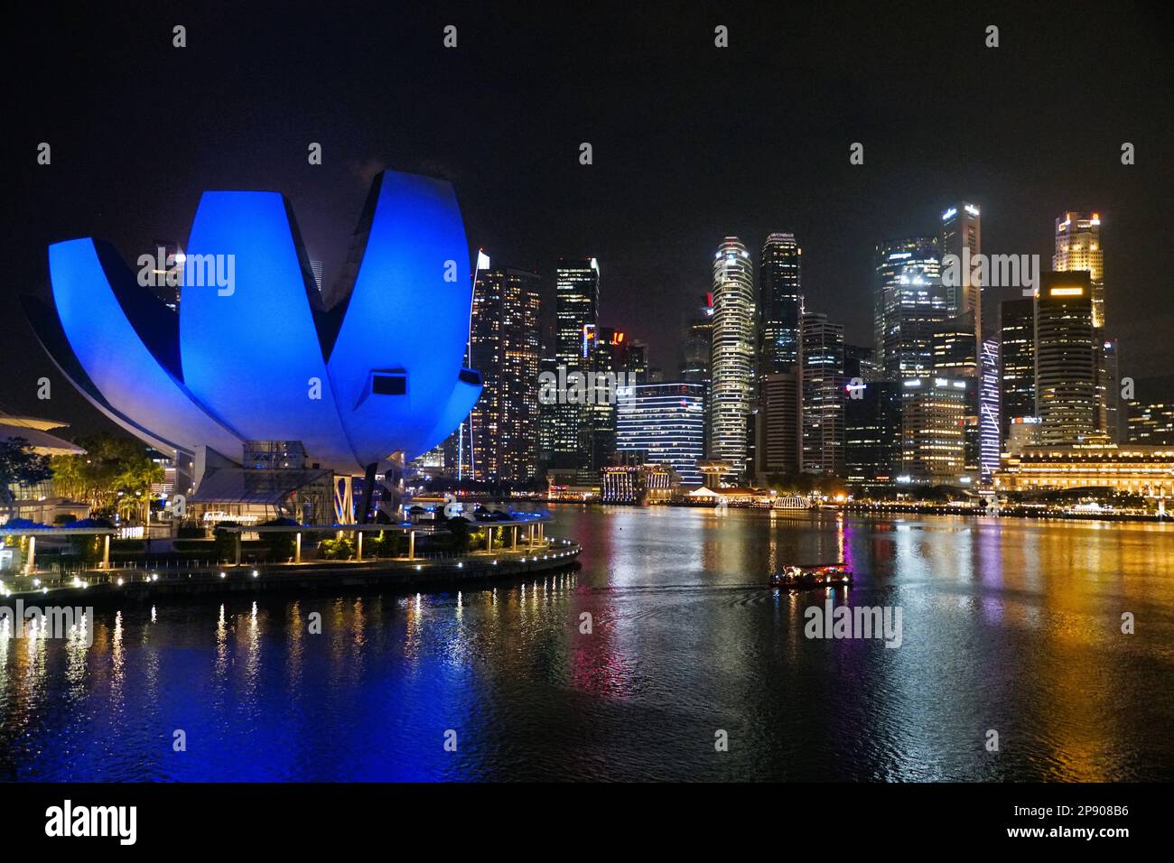 Marina Bay, Singapour - 19 février 2023 - vue sur le musée des sciences de l'art et les gratte-ciels illuminés la nuit Banque D'Images