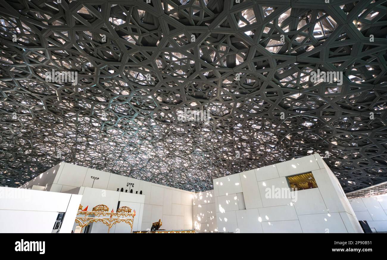 Vue sur la grille ouverte en métal gris, tissée en acier du dessous du grand dôme qui couvre le musée. Au musée d'art du Louvre à Abu Dhabi, au Banque D'Images