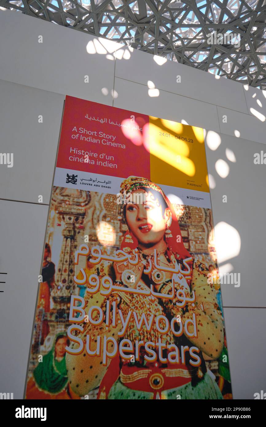 La grande affiche colorée de l'exposition temporaire sur le cinéma indien Bollywood, le film, l'histoire du cinéma. Au musée d'art du Louvre à Abu Banque D'Images