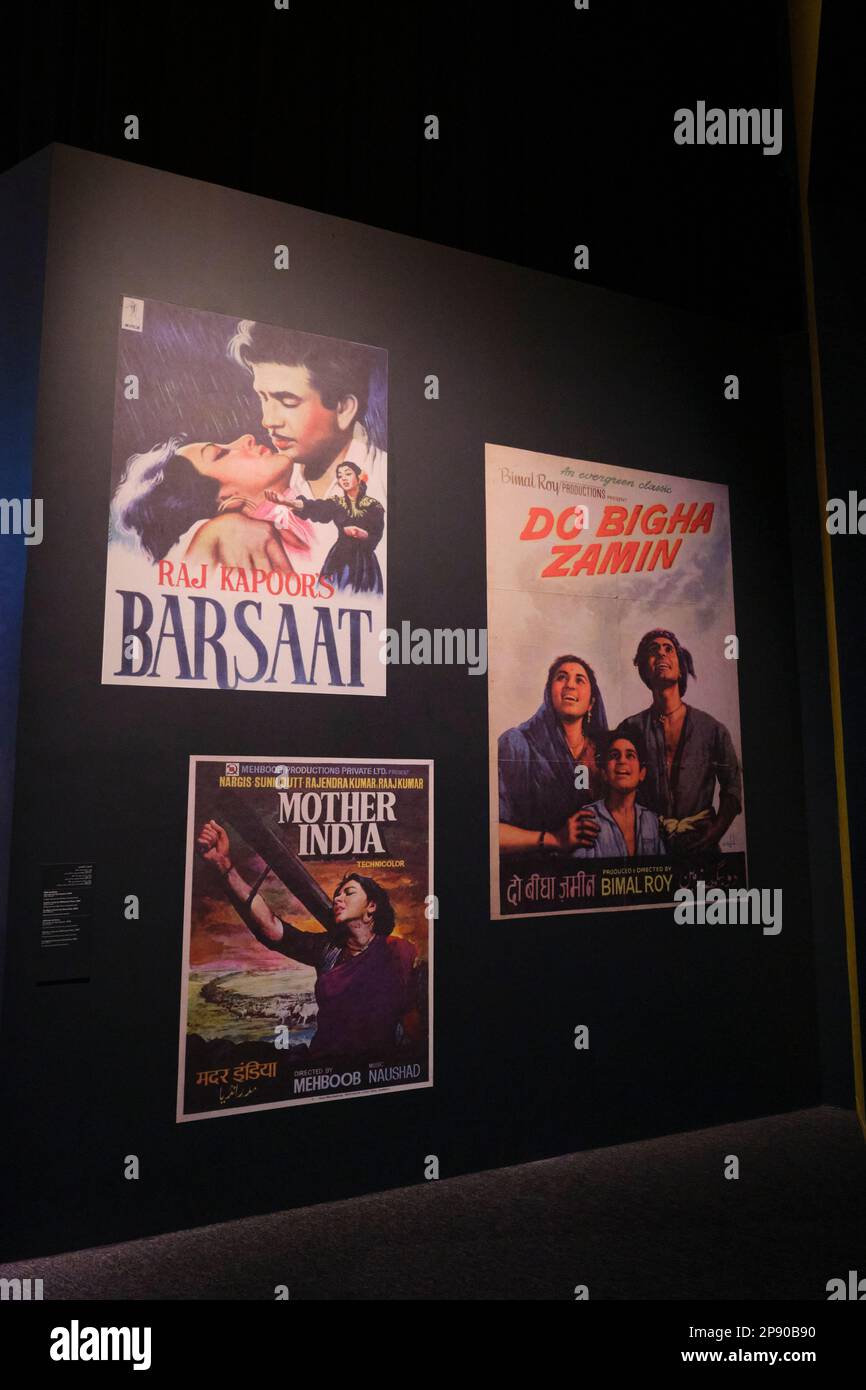 Vieilles affiches de films classiques et célèbres dans le spectacle temporaire sur le cinéma indien Bollywood, le film, l'histoire du cinéma. Au musée d'art du Louvre à Abu Dhab Banque D'Images