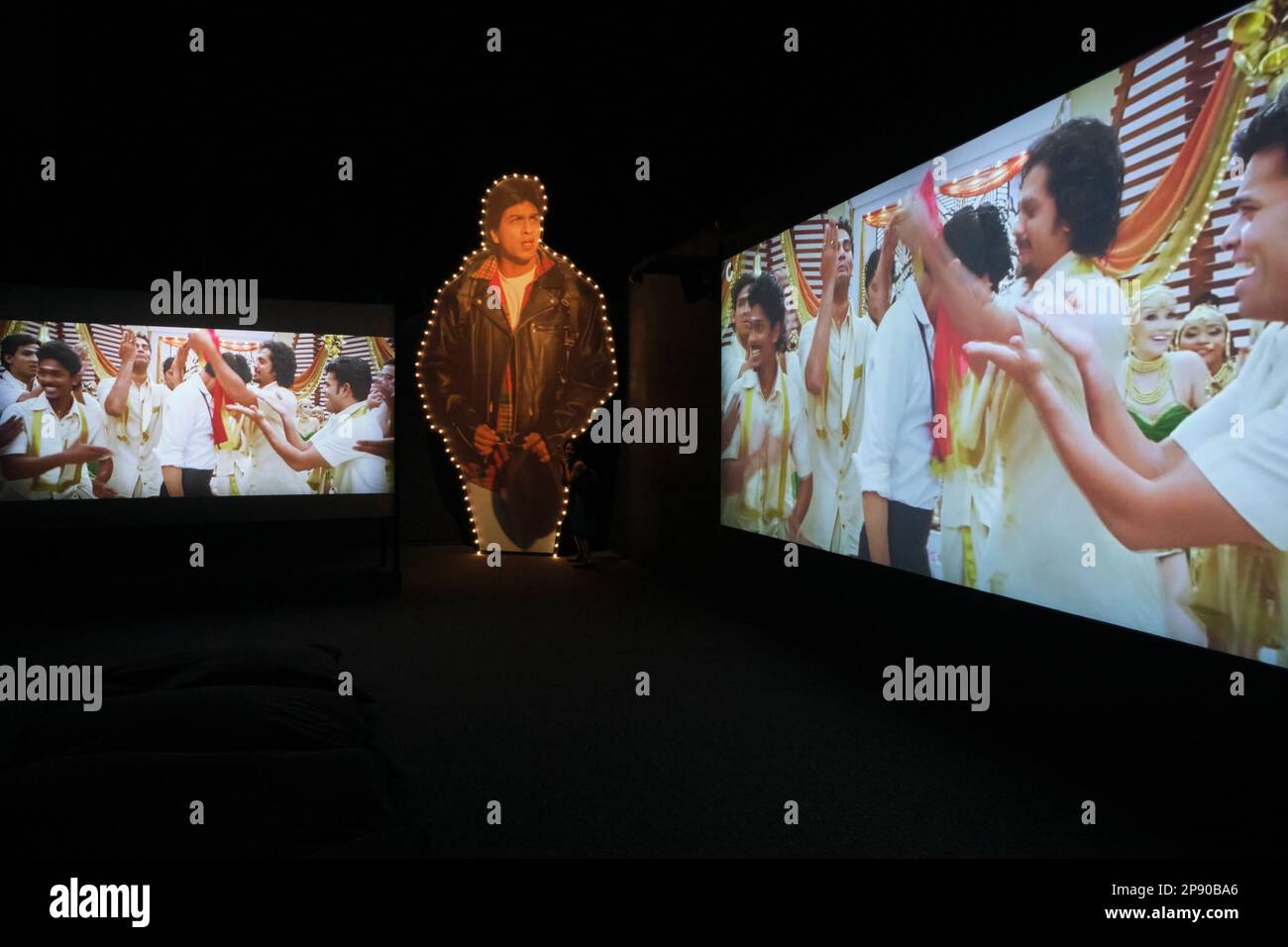 Une découpe géante de la star Shah Rukh Khan, entre les clips de ses films. Partie du spectacle temporaire sur le cinéma indien Bollywood, le film, l'histoire du cinéma. A Banque D'Images