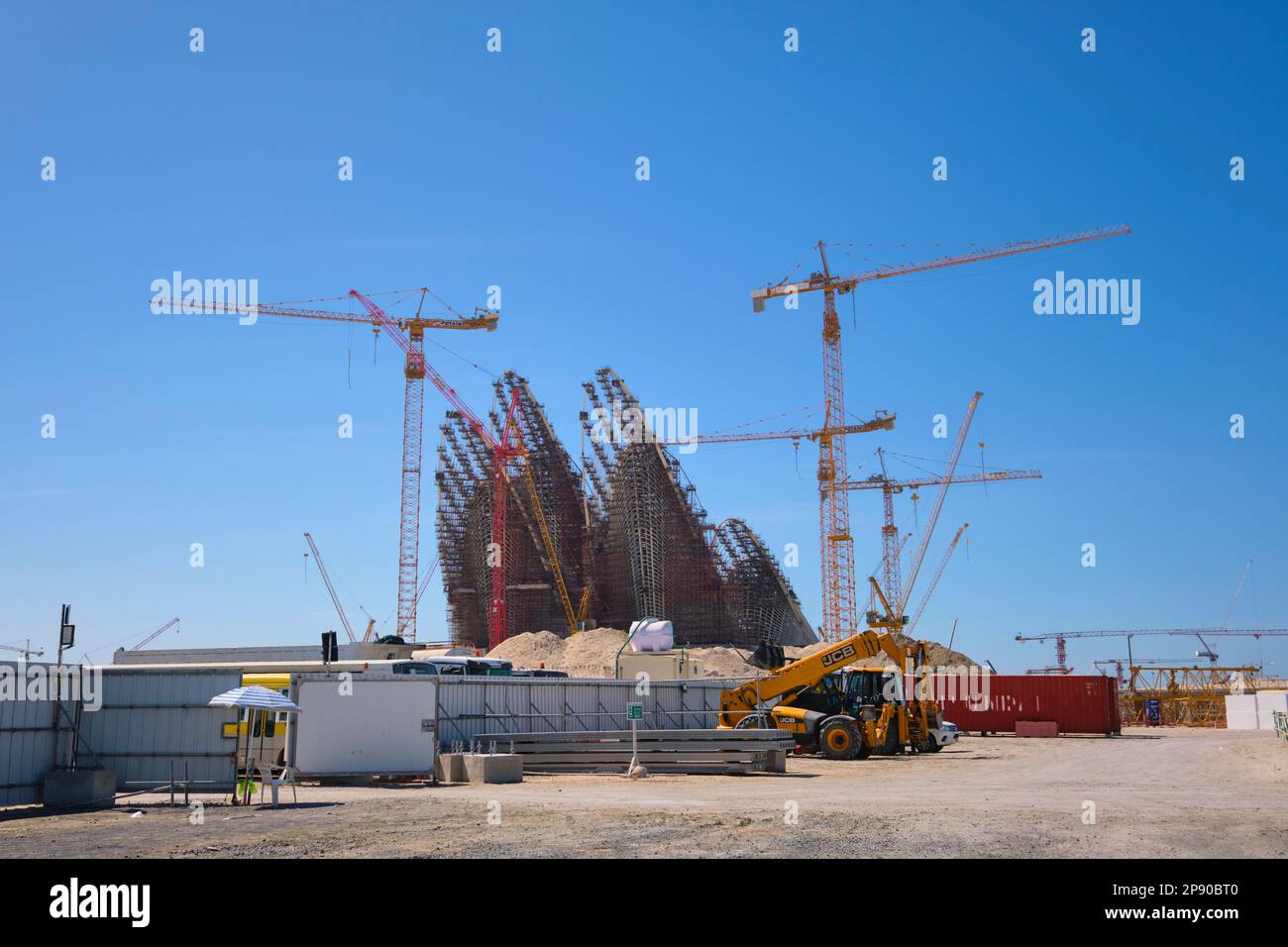 Une vue sur la construction, les ailes en acier de type falcon, qui font partie de la structure du futur Musée national de Zayed. Au Saadiyat Arts dis Banque D'Images