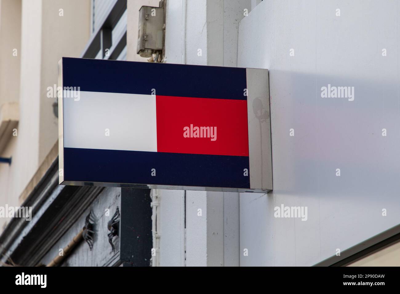 Bordeaux , Aquitaine France - 02 25 2023 : tommy Hilfiger marque et texte  logo magasin façade de la compagnie américaine de vêtements boutique Photo  Stock - Alamy