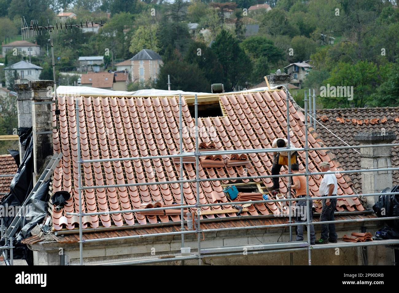 COUVREURS AU TRAVAIL - RIBÉRAC DORDOGNE AQUITAINE FRANCE 2022-2023 © FRÉDÉRIC BEAUMONT Banque D'Images