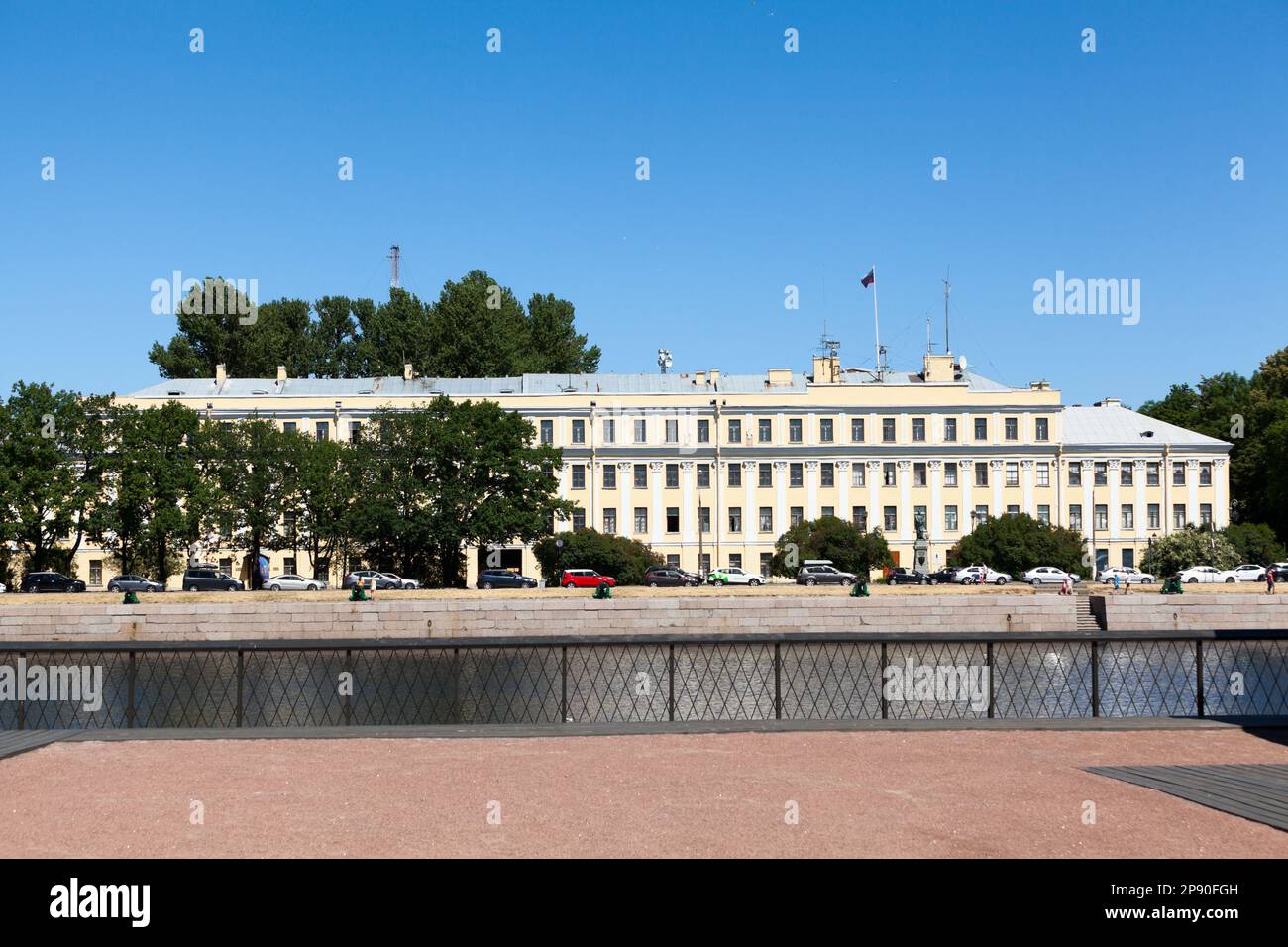 Kronstadt, Russie - vers juillet 2021 : la construction du palais italien se trouve dans la Kronstadt. Vue depuis le remblai Banque D'Images