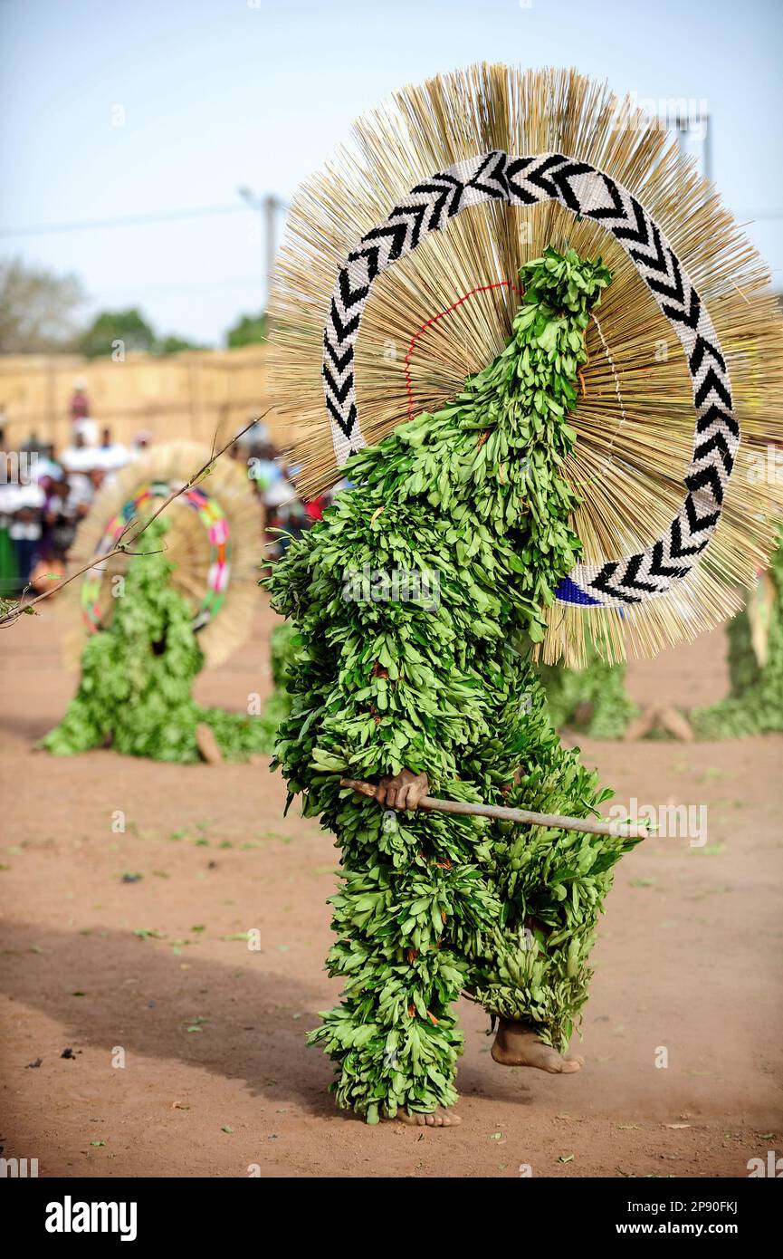 Les porteurs de masques à feuilles au Festival Festima à Dedougou, Burkina Faso Banque D'Images