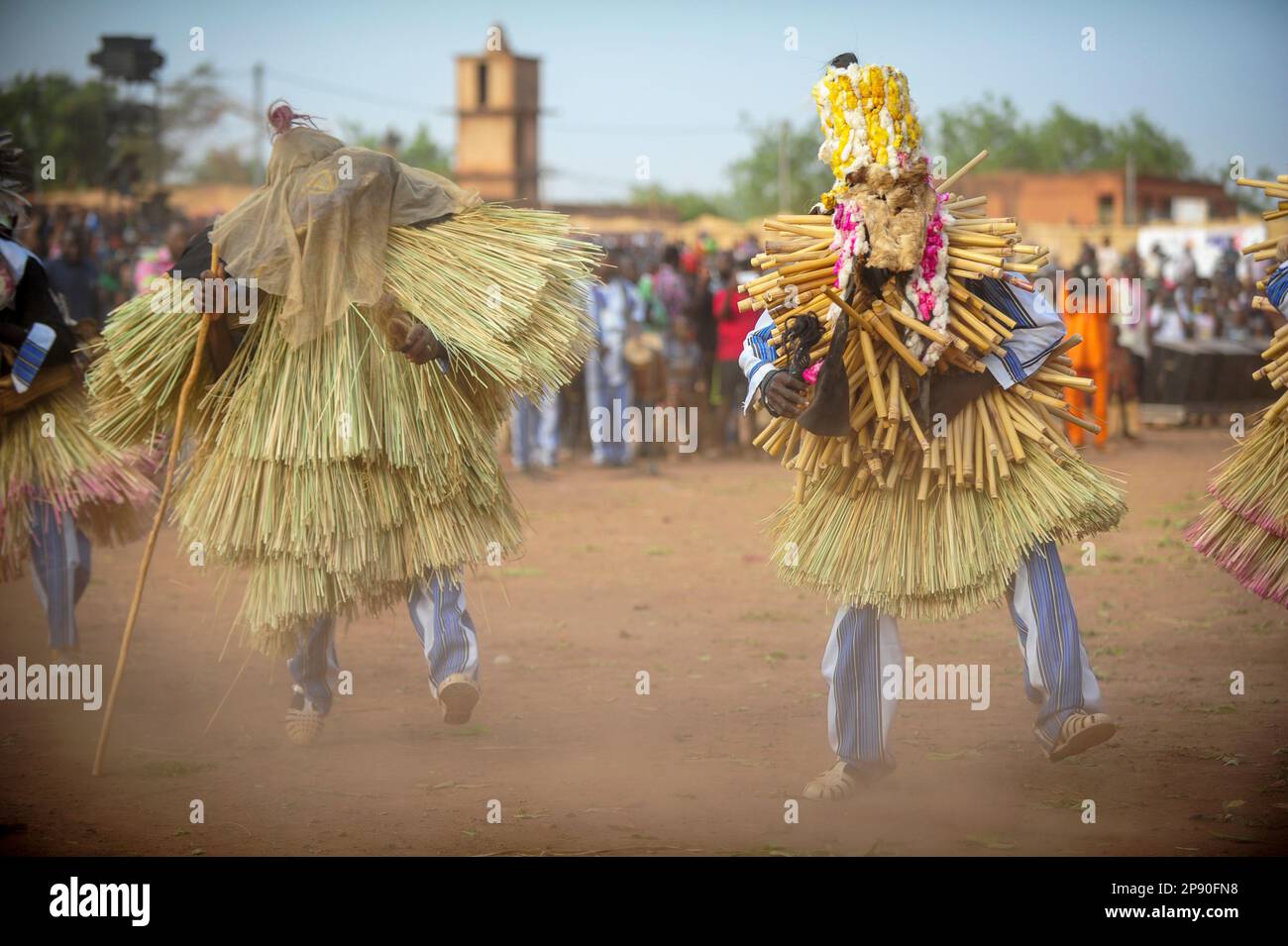 Figures masquées en représentation au Festival Festima à Dedougou, Burkina Faso Banque D'Images