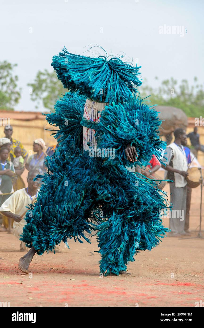 Un masque en fibre coloré dansant au Festival Festima à Dedougou, Burkina Faso Banque D'Images