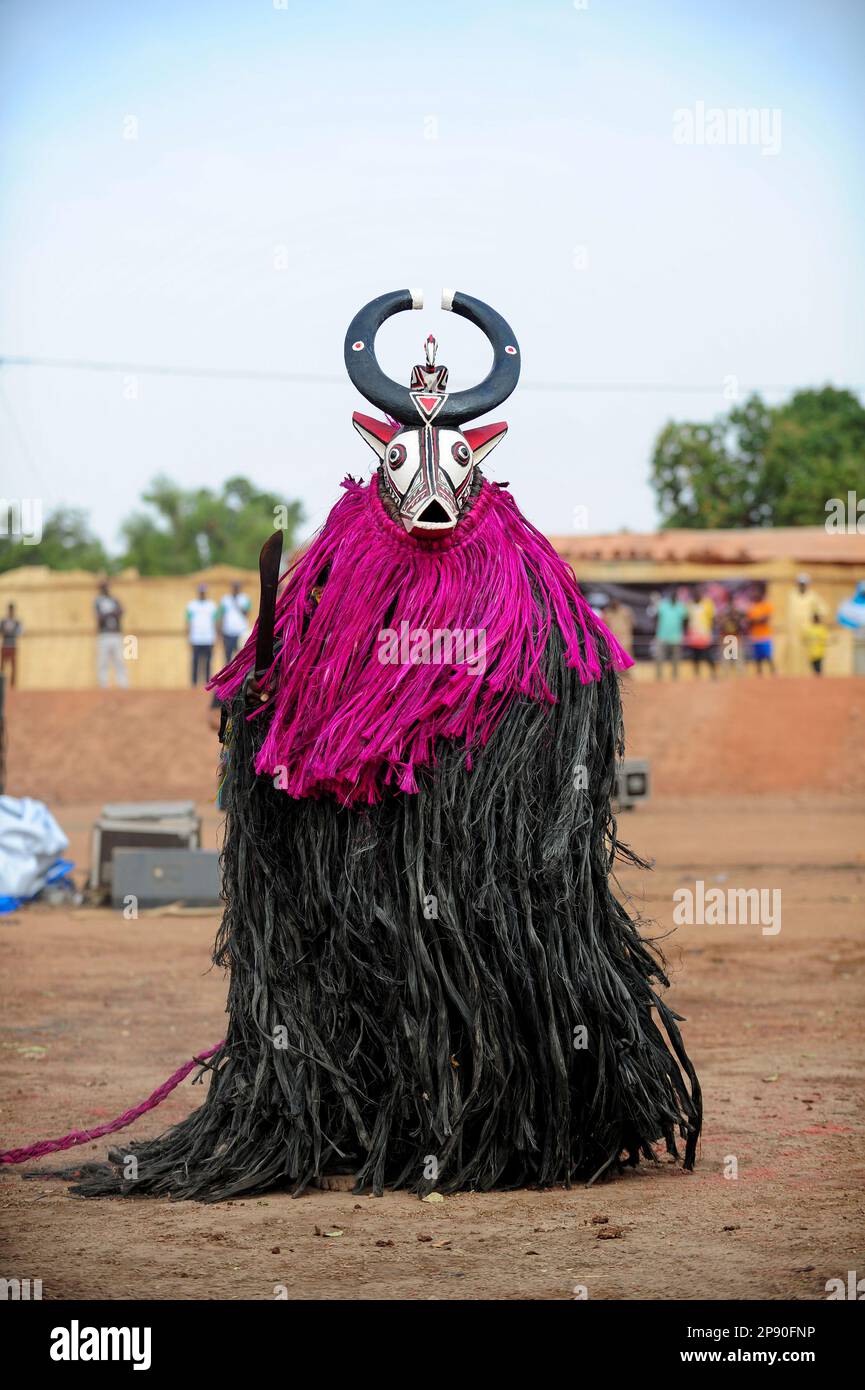Porteur de masque en fibre au Festival Festima à Dedougou, Burkina Faso Banque D'Images