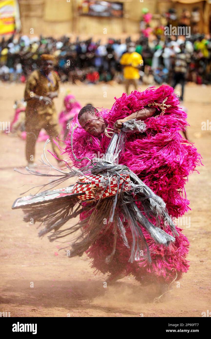 Une figure masquée qui se produit au Festival Festima à Dedougou, Burkina Faso. La danse est si frénétique qu'il tombe accidentellement son masque facial Banque D'Images