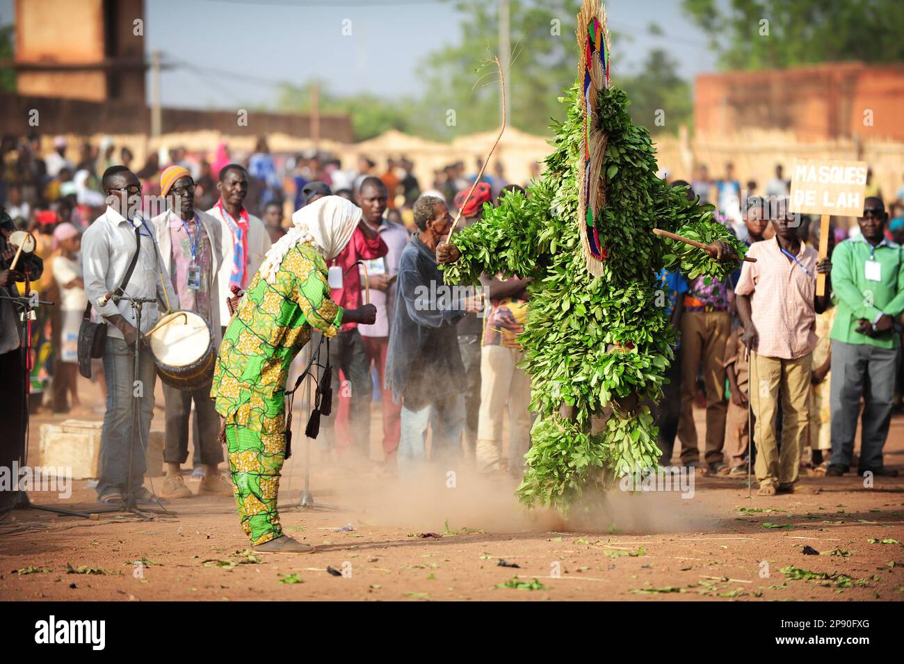 Un masque à feuilles et des musiciens se produisent au Festival FESTIMA à Dedougou, Burkina Faso Banque D'Images