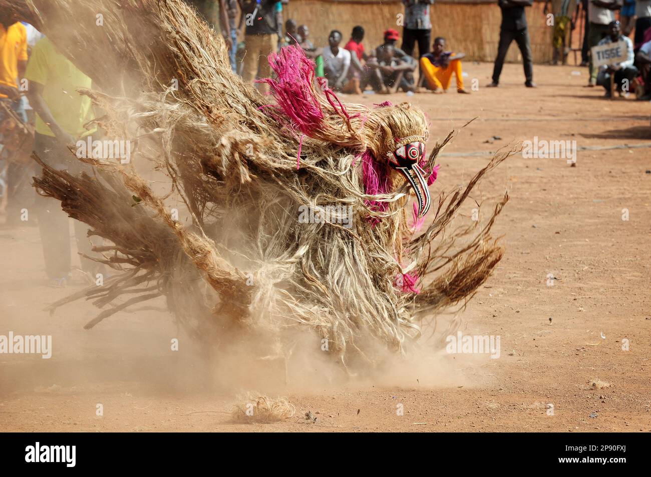 Un masque en fibre se produit au Festival FESTIMA à Dedougou, Burkina Faso Banque D'Images