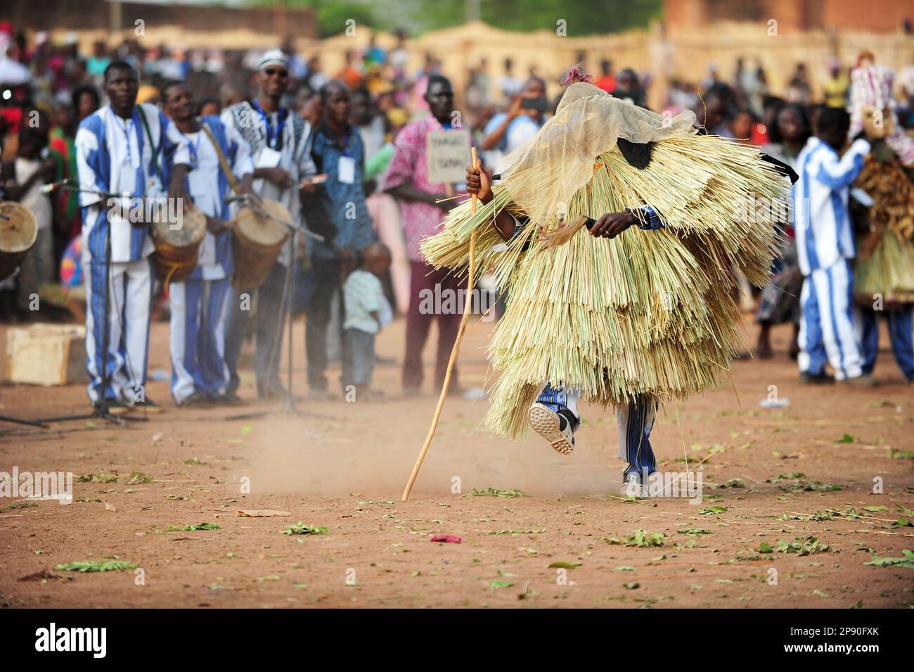 Un masque en fibre se produit au Festival FESTIMA à Dedougou, Burkina Faso Banque D'Images